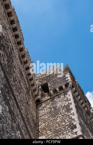 Caetani schloss Wände mit blauen Himmel im Hintergrund. Stockfoto