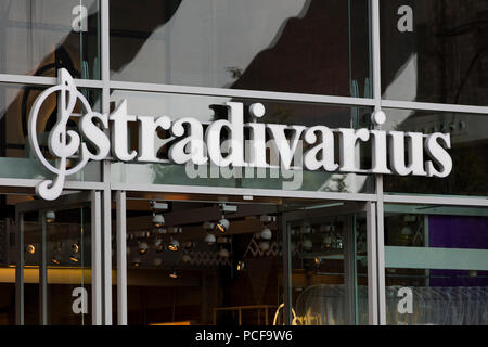 LONDON, Großbritannien - 31 JULI 2018: Stradivarius cloting Marke Shop in der Oxford Street in Central London. Stockfoto