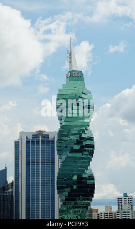 PANAMA CITY, Panama - Dez 8, 2016: Die F&F Tower ist ein Büroturm in Panama City. Emporis ausgewählt, um die F&F Tower unter den Top Ten der besten Wolkenkratzer von Stockfoto