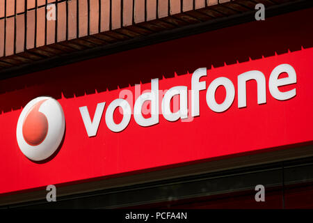 LONDON, Großbritannien - 31 JULI 2018: Vodafone Telekommunikation store Front auf der Oxford Street in Central London. Stockfoto