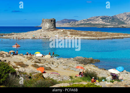 Strand mit Badenden in Stintino, Porto Torres, Sardinien, Italien Stockfoto