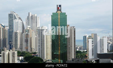 PANAMA CITY - Panama - Dez 8, 2016: Blick auf die moderne Skyline von Panama City mit all seinen hohen Türmen im Herzen von Downtown Stockfoto