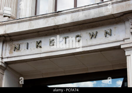 LONDON, Großbritannien - 31 JULI 2018: Niketown Nike Sportswear store Shop in der Oxford Street in Central London. Stockfoto