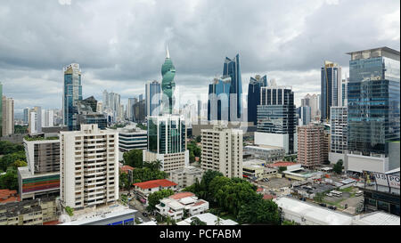 PANAMA CITY - Panama - Dez 8, 2016: Blick auf die moderne Skyline von Panama City mit all seinen hohen Türmen im Herzen von Downtown Stockfoto