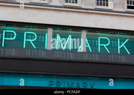 LONDON, Großbritannien - 31 JULI 2018: Primark Clothing Store Front auf der Oxford Street in Central London. Stockfoto