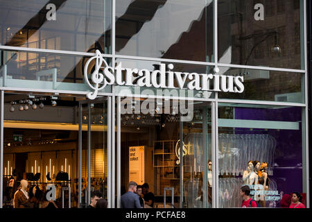 LONDON, Großbritannien - 31 JULI 2018: Stradivarius cloting Marke Shop in der Oxford Street in Central London. Stockfoto
