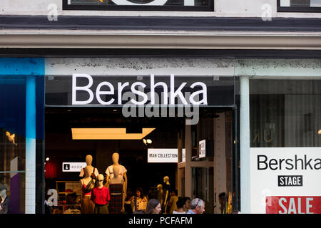 LONDON, Großbritannien - 31 JULI 2018: bershka Clothing Store Shop vorne in der Oxford Street in Central London. Stockfoto
