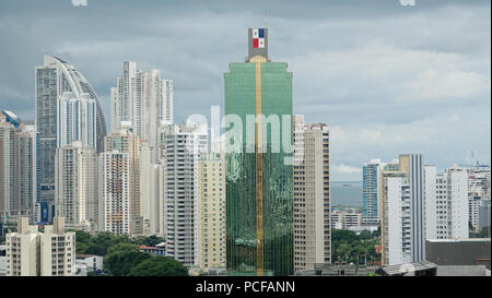 PANAMA CITY - Panama - Dez 8, 2016: Blick auf die moderne Skyline von Panama City mit all seinen hohen Türmen im Herzen der Innenstadt, mit dem Gebäude in Stockfoto