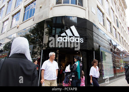 LONDON, Großbritannien - 31 JULI 2018: Adidas sportswear Store Shop vorne in der Oxford Street in Central London. Stockfoto