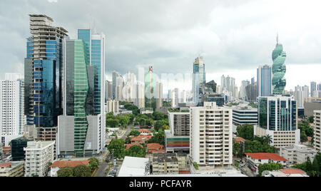 PANAMA CITY - Panama - Dez 8, 2016: Blick auf die moderne Skyline von Panama City mit all seinen hohen Türmen im Herzen von Downtown Stockfoto