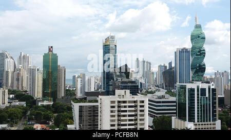 PANAMA CITY - Panama - Dez 8, 2016: Blick auf die moderne Skyline von Panama City mit all seinen hohen Türmen im Herzen von Downtown Stockfoto