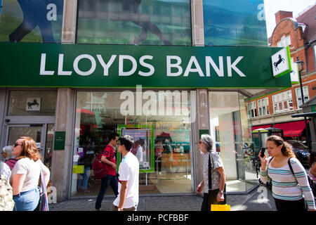 LONDON, Großbritannien - 31 JULI 2018: Lloyds Bank store Front auf der Oxford Street in Central London. Stockfoto