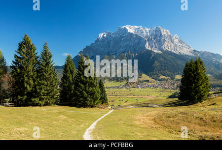 Blick auf die Zugspitze vom Grubigstein, Lermoos, Tirol, Österreich Stockfoto