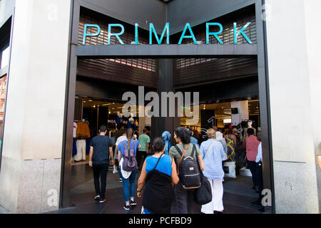 LONDON, Großbritannien - 31 JULI 2018: Primark Clothing Store Front auf der Oxford Street in Central London. Stockfoto