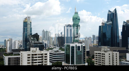 PANAMA CITY - Panama - Dez 8, 2016: Blick auf die moderne Skyline von Panama City mit all seinen hohen Türmen im Herzen von Downtown Stockfoto