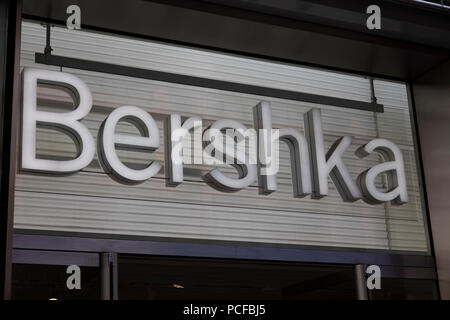 LONDON, Großbritannien - 31 JULI 2018: bershka Clothing Store Shop vorne in der Oxford Street in Central London. Stockfoto