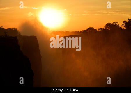 Victoria Falls im Dunst, bei Sonnenuntergang, Simbabwe, Afrika Stockfoto