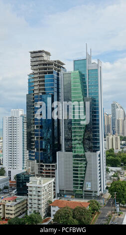 PANAMA CITY - Panama - Dez 8, 2016: Blick auf riesige Wolkenkratzer in der Innenstadt von Panama City gebaut, Hinzufügen von bis zu der bereits beeindruckende Skyline Stockfoto