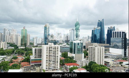 PANAMA CITY - Panama - Dez 8, 2016: Blick auf die moderne Skyline von Panama City mit all seinen hohen Türmen im Herzen von Downtown Stockfoto