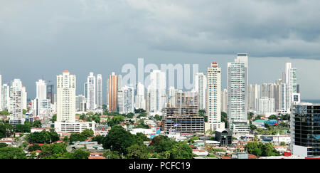 PANAMA CITY - Panama - Dez 8, 2016: Blick auf die moderne Skyline von Panama City mit all seinen hohen Türmen im Herzen von Downtown Stockfoto