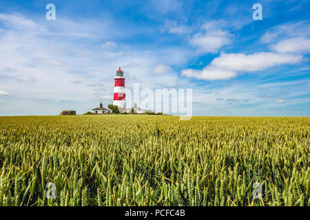 Blick auf happisburgh Leuchtturm über ein Gerstenfeld Frühsommer an der nördlichen norfolk Küste uk happisburgh Stockfoto