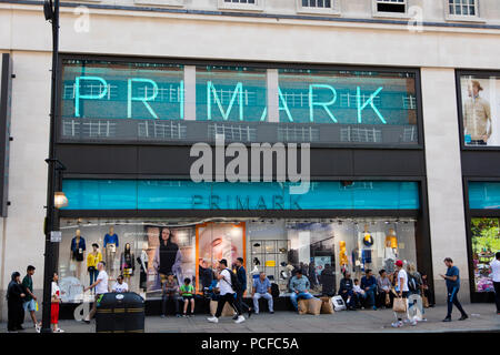 LONDON, Großbritannien - 31 JULI 2018: Primark Clothing Store Front auf der Oxford Street in Central London. Stockfoto