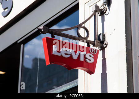 LONDON, Großbritannien - 31 JULI 2018: Levis Clothing Store shop Zeichen auf der Regent Street im Zentrum Londons. Stockfoto