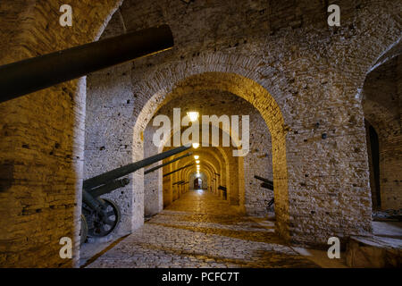 Große Galerie mit Kanonen in der Festung, Gjirokastra, Gjirokastër, Albanien Stockfoto