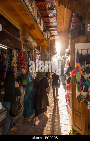 Einheimische, engen Straßen, die in einem arabischen Markt, Shouk, Fez Medina, Fes, Königreich Marokko Stockfoto