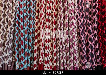 Bunte Lederarmbänder Hintergrund. Stockfoto