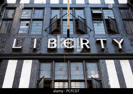 LONDON, Großbritannien - 31 JULI 2018: Liberty luxus Kaufhaus auf Great Marlborough Street im West End von London. Stockfoto