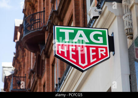 LONDON, Großbritannien - 31 JULI 2018: Tag Heuer Luxusuhr Shop anmelden in der Oxford Street in Central London. Stockfoto