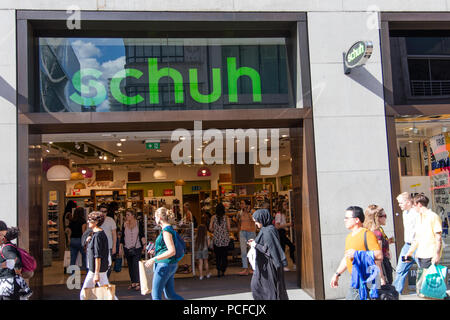 LONDON, Großbritannien - 31 JULI 2018: Schuh Schuh shop shop front Branding auf der Oxford Street in Central London. Stockfoto