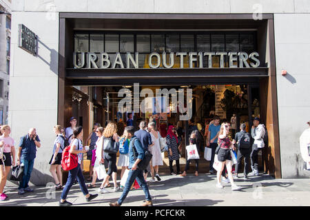 LONDON, Großbritannien - 31 JULI 2018: Urban Outfitters Clothing Store Shop vorne in der Oxford Street in Central London. Stockfoto