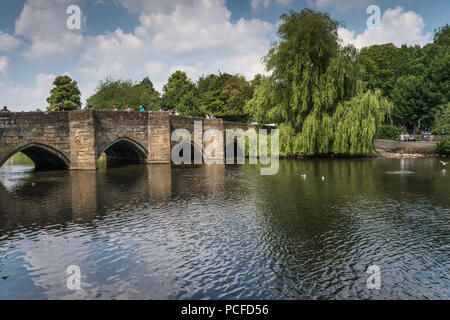 Der Fluss Wye durch Bakewell im Peak District National Park im Sommer, Derbyshire, England Großbritannien Stockfoto