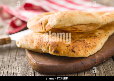 Indische Naan Brot auf alten Holztisch. Stockfoto