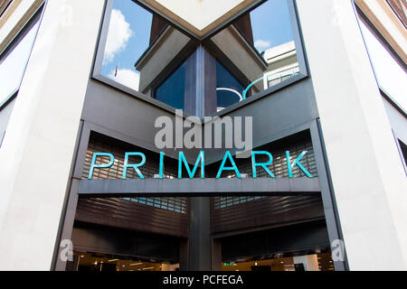 LONDON, Großbritannien - 31 JULI 2018: Primark Clothing Store Front auf der Oxford Street in Central London. Stockfoto