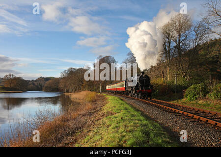 Fairburn 42073 Köpfe in Richtung Lakeside am 18.11.17 am See & Haverthwaite Eisenbahn. Stockfoto