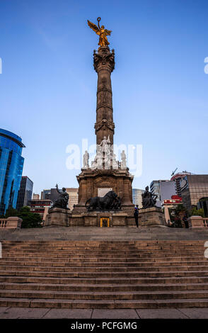 Mexiko City, Mexiko - 08 Juli, 2015: El Angel de la Independencia am Morgen vor der Demo. Bei der Scuderia Ferrari Straße Demo von Telcel - ad infinitum. Stockfoto