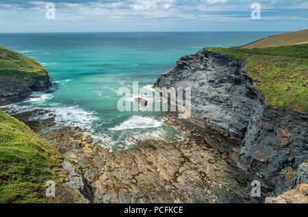 Boscastle, UK. 1. August 2018. UK Wetter - ein schöner warmer Tag mit einem steigenden Offshore Wind sieht termperatures Aufstieg in den 20er Jahren an der Nordküste von Cornwall in der Nähe von Boascastle. Credit: Terry Mathews/Alamy leben Nachrichten Stockfoto