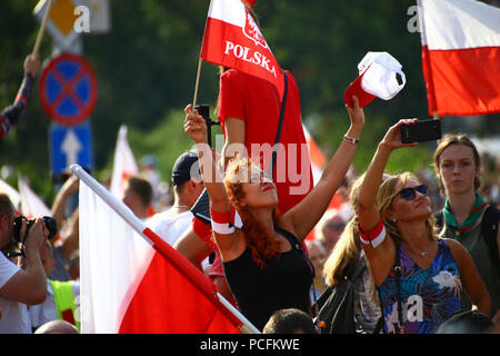 Polen, Warschau, 1. August 2018: Feiern zum 74. Jahrestag des Warschauer Aufstands in der polnischen Hauptstadt. Die Masse der Teilnehmer zeigen Flaggen und flare Brände der Stadt Kämpfer von 1944 während des Zweiten Weltkriegs zu erinnern © Madeleine Ratz/Alamy leben Nachrichten Stockfoto