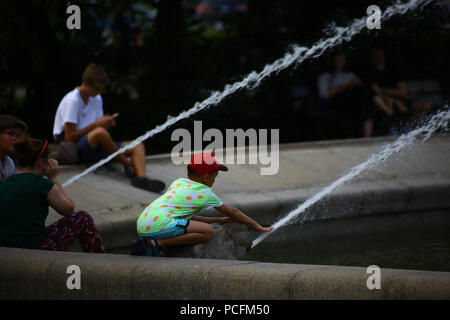 Warschau, Polen, 1. August 2018: Die Menschen während der Hitze in der polnischen Hauptstadt. © Jake Ratz/Alamy leben Nachrichten Stockfoto