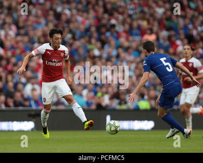Aviva Stadium, Dublin, Irland. 1 Aug, 2018. Vor der Saison Fußball-freundlichen, internationalen Champions Cup, Arsenal gegen Chelsea; Mesut Ozil von Arsenal spielt den Ball ausserhalb Jorginho von Chelsea Credit: Aktion plus Sport/Alamy leben Nachrichten Stockfoto