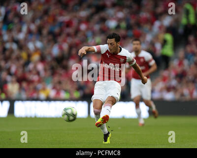 Aviva Stadium, Dublin, Irland. 1 Aug, 2018. Vor der Saison Fußball-freundlichen, internationalen Champions Cup, Arsenal gegen Chelsea; Mesut Ö zil von Arsenal spielt den Ball vorwärts Credit: Aktion plus Sport/Alamy leben Nachrichten Stockfoto
