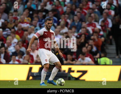 Aviva Stadium, Dublin, Irland. 1 Aug, 2018. Vor der Saison Fußball-freundlichen, internationalen Champions Cup, Arsenal gegen Chelsea; Sead Kolasinac von Arsenal spielt den Ball vorwärts Credit: Aktion plus Sport/Alamy leben Nachrichten Stockfoto