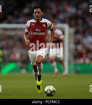 Aviva Stadium, Dublin, Irland. 1 Aug, 2018. Vor der Saison Fußball-freundlichen, internationalen Champions Cup, Arsenal gegen Chelsea; Mesut Ö zil von Arsenal läuft am Flügel Credit: Aktion plus Sport/Alamy leben Nachrichten Stockfoto
