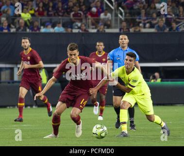 Arlington, Texas, USA. Juli 31, 2018. A.S. Roma Spieler #14 PATRIK SCHICK in Aktion mit einem FC Barcelona Spieler während eines vor der Saison Internationale Champions Cup zwischen Barcelona und AS Roma bei AT&T Stadium. Credit: Hoss McBain/ZUMA Draht/Alamy leben Nachrichten Stockfoto