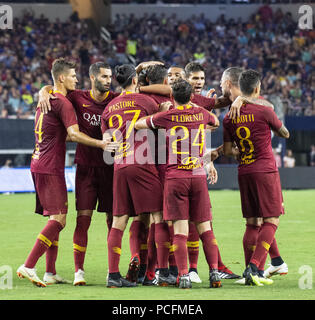 Arlington, Texas, USA. Juli 31, 2018. A.S. Roma Mannschaftskameraden gratulieren einander nach einem Ziel während einer Saison Internationale Champions Cup zwischen Barcelona und AS Roma bei AT&T Stadium. Credit: Hoss McBain/ZUMA Draht/Alamy leben Nachrichten Stockfoto