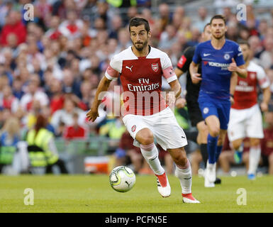 Aviva Stadium, Dublin, Irland. 1 Aug, 2018. Vor der Saison Fußball-freundlichen, internationalen Champions Cup, Arsenal gegen Chelsea; Henrikh Mkhitaryan von Arsenal sieht die Kugel Credit: Aktion plus Sport/Alamy Leben Nachrichten weiterzugeben Stockfoto