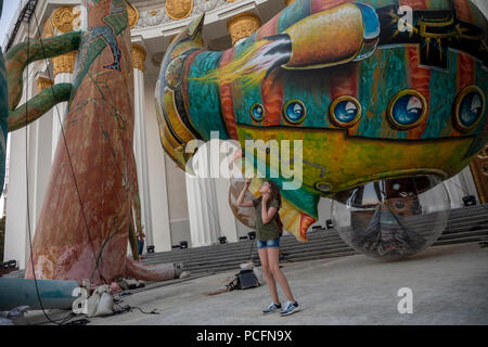 Moskau, Russland. 1., August 2018. Die Space Odyssey zeigen die Zahlen, die von Les Placticiens auf die Inspiration Festival 2018 am Moskauer Nationalen Ausstellung von wirtschaftlichen Leistungen (VDNKh), Russland Credit: Nikolay Winokurow/Alamy leben Nachrichten Stockfoto